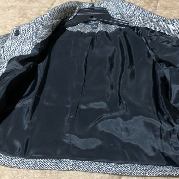 Swing jacket with faux leather piping and large button detail. Size 2 - Picture 7 of 11